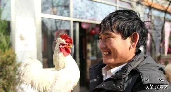 大衣哥家门被踹、村民借钱不还，他为什么还不离开农村？