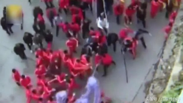 广东舞龙舞狮路上相遇，两队人马大年初一当街互殴，你怎么看这件事？