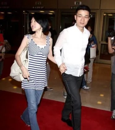 许雅钧微博澄清家暴 夜店狂摸嫩模不懂惜福