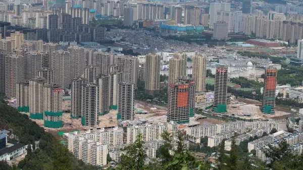 云南昆明,七年烂尾楼被爆破拆除,那些买了房子的人该咋办?