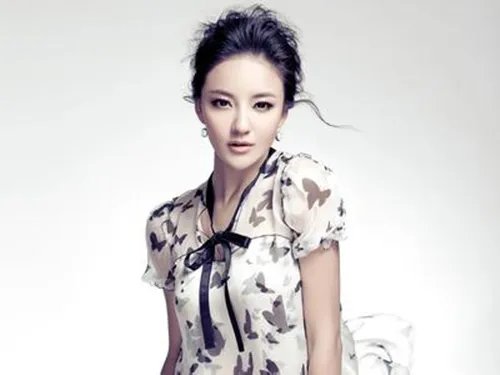 刘雨欣整容前后对比图曝光 变蛇精面瘫脸不忍直视