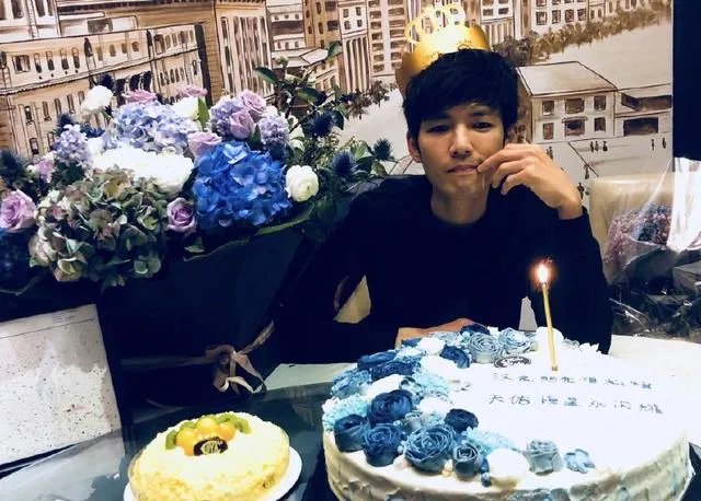 钟汉良晒生日蛋糕“艾特”何炅，为啥何老师的微博沦陷了？