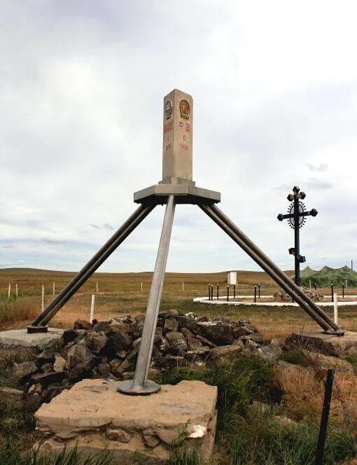 内蒙古满洲里和哪两个国家接壤？