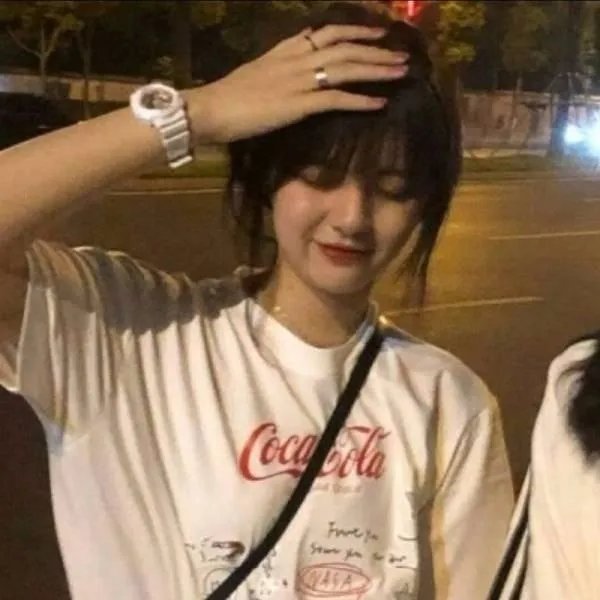 闺蜜头像分开一人一半 真人？