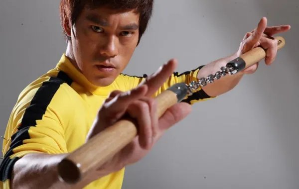 李小龙传奇电视剧的片头曲和片尾曲各是什么歌曲？