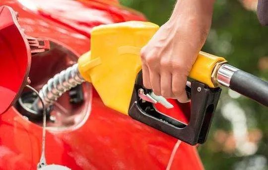 国内油价下周“五连跌”，油价下跌会带来哪些利弊？