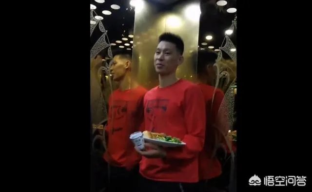 网友晒出电梯偶遇林书豪视频，后者自曝：来到北京后，放弃了饮食规律，你怎么看？