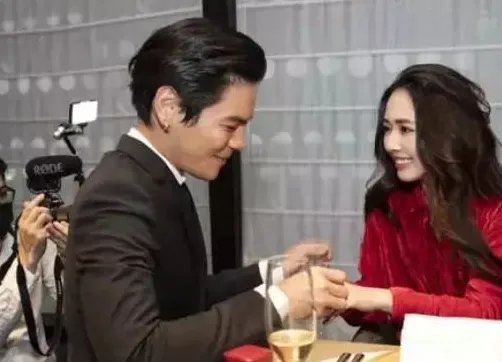 向佐郭碧婷婚期确定，你觉得男女最好的结婚年龄是什么？