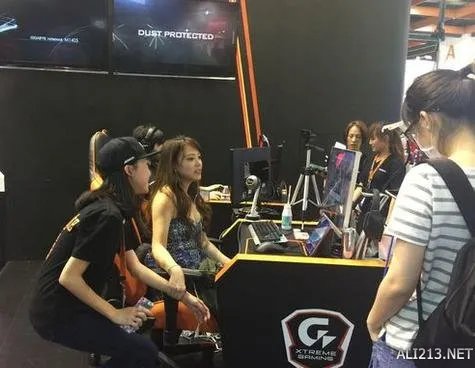 女主播脱衣讲解如何挤胸好害羞 让粉丝不要从上往下看