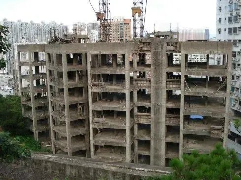 云南昆明,七年烂尾楼被爆破拆除,那些买了房子的人该咋办?