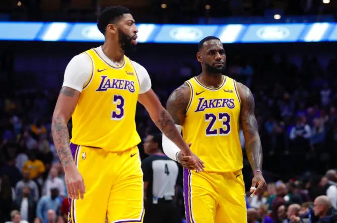 詹姆斯和浓眉骑车游园