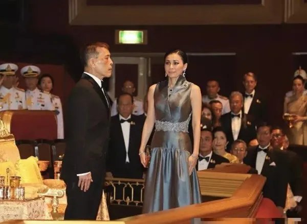 泰国国王带诗妮娜视察她曾被关监狱，诗妮娜曾遭受了怎样的委屈？