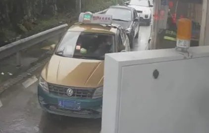 司机遇险暗打手势收费员秒懂报警，他打的是什么手势？