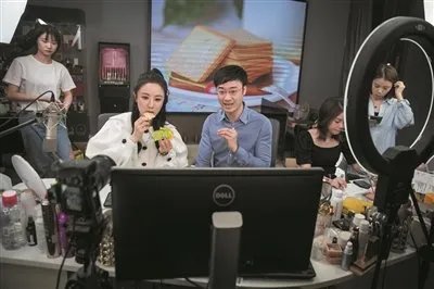 薇娅因半月板受伤做手术，别的主播都是声带出问题为何她是膝盖受伤了？