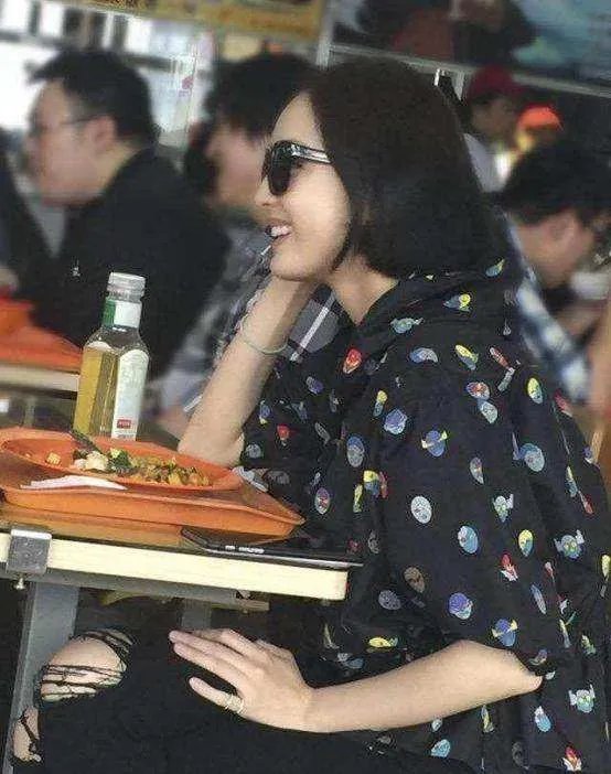 盘点小花毕业照，郑爽半截眉毛变路人，娜扎食堂吃饭戴墨镜，你认得出来吗？