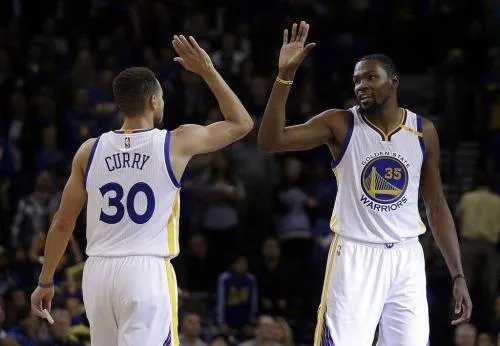 库里杜兰特深情拥抱，二人在球场下是不是好朋友？