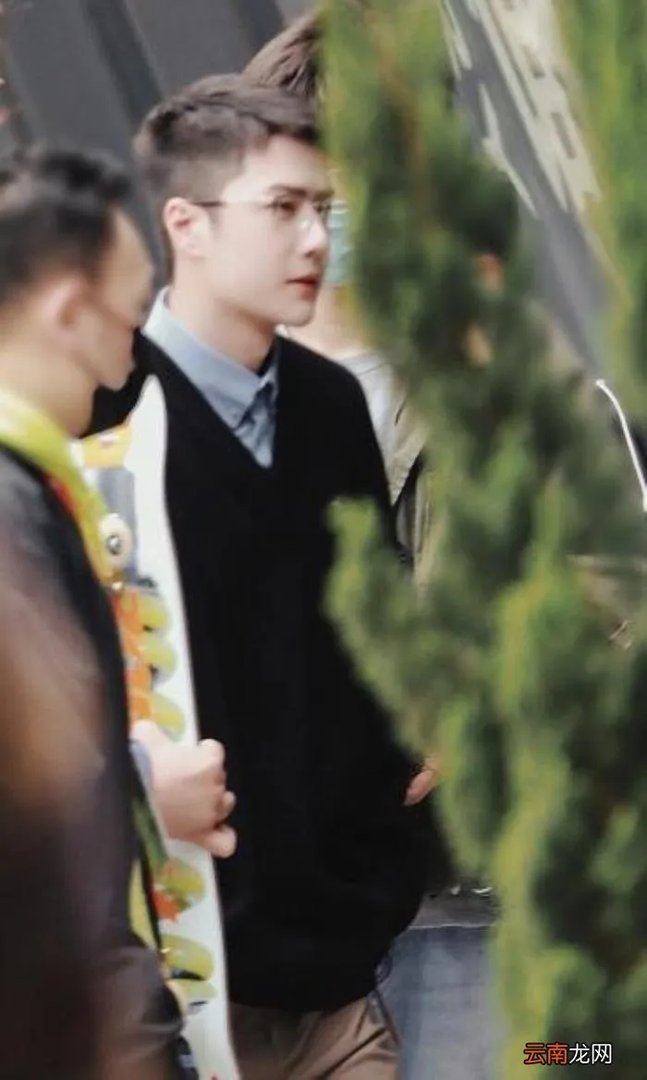 身穿休闲装阳光帅气 王一傅帅气图片