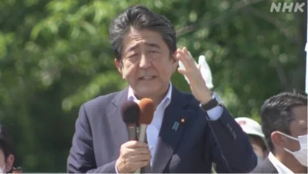 安倍听到第一声枪响后曾回头看，现场还有哪些细节值得关注？