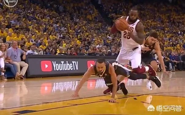 总决赛G2,明明是库里阻挡詹姆斯犯规，为什么裁判给了泰伦卢技术犯规？