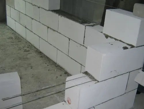 加气块可以直接砌在地面上吗