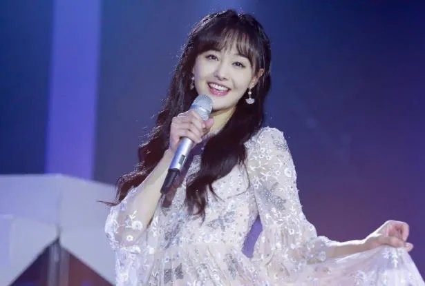 如何看待郑爽生日会上重温一起来看流星雨的行为？