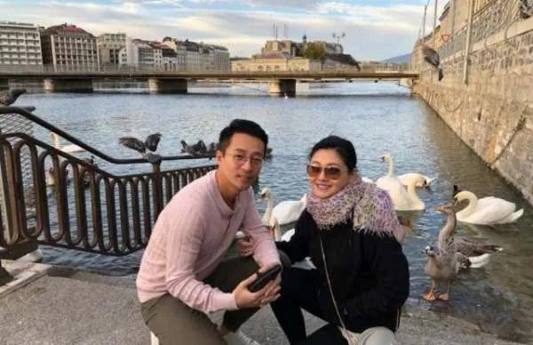 汪小菲发文庆祝与大S八周年，直男特性还要网友晒八年前结婚照，你怎么看？