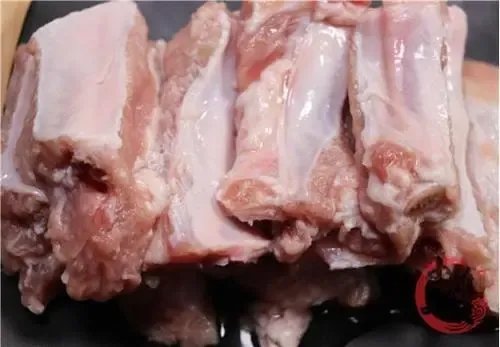 山东男子团购五斤排骨煮熟后表面呈“鸡皮状”，是“海克斯”吗？