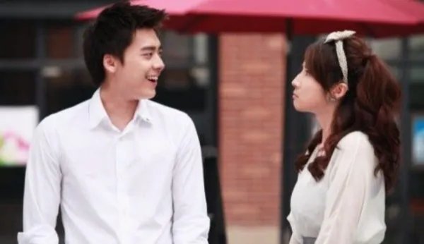 演员李易峰方否认与方安娜恋情,方安娜是谁?既然不是恋人那又是什么关系?