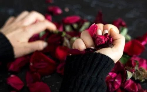 命犯桃花是什么意思 女人命犯桃花能破解吗