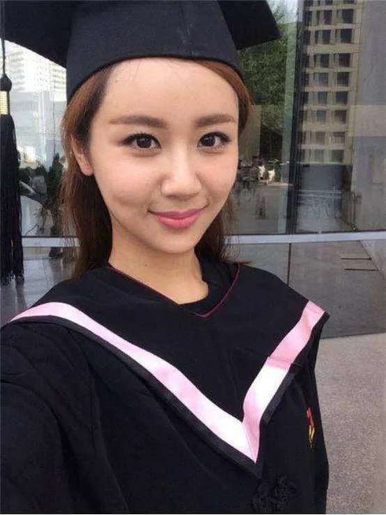 盘点小花毕业照，郑爽半截眉毛变路人，娜扎食堂吃饭戴墨镜，你认得出来吗？