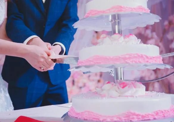 人切蛋糕时怎么做可以使切口平整且不粘