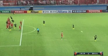 亚冠上港2-2浦和红宝石，日本的第一个进球是颜骏凌的锅还是犯规？哈桑执法公平吗？