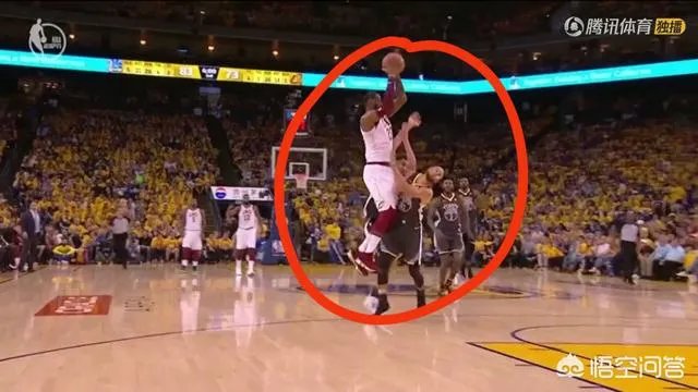 总决赛G2,明明是库里阻挡詹姆斯犯规，为什么裁判给了泰伦卢技术犯规？
