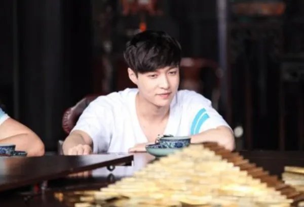 将要重蹈周立波覆辙时，黄渤如何拉张艺兴一把？