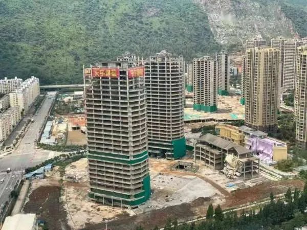 云南昆明,七年烂尾楼被爆破拆除,那些买了房子的人该咋办?