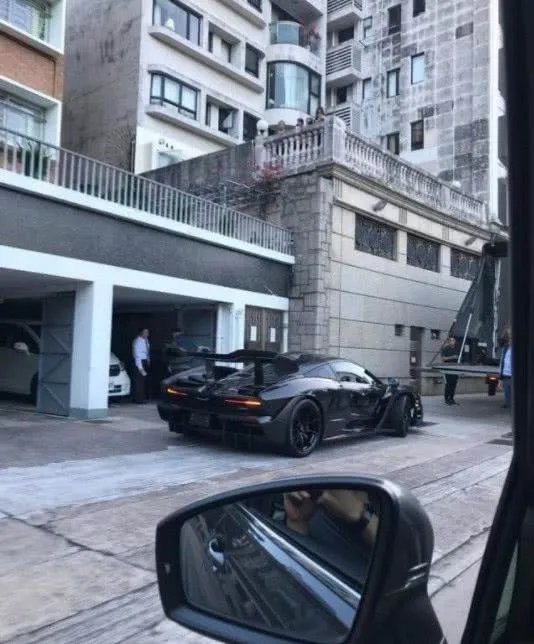 郭富城又入库天价跑车，怀二胎不久的方媛在二楼偷看，为什么？