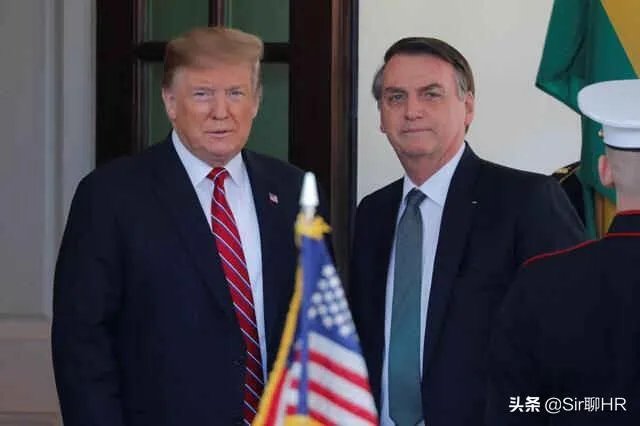 特朗普贴身工作人员确诊新冠，不带口罩的他为什么屡屡幸免？