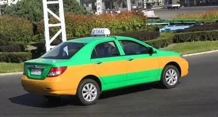 司机遇险暗打手势收费员秒懂报警，他打的是什么手势？