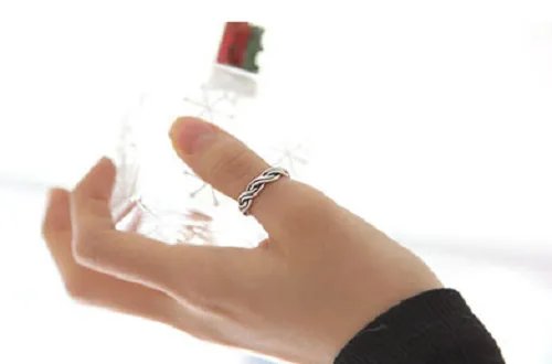 手戴戒指图片欣赏 女生各个手指戴戒指的含义