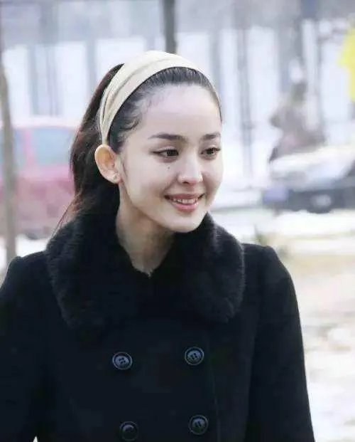 盘点小花毕业照，郑爽半截眉毛变路人，娜扎食堂吃饭戴墨镜，你认得出来吗？