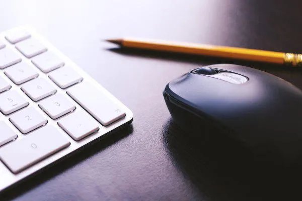 海南一女子不慎把奶茶溅到了电脑屏上，引来蚂蚁筑巢，这种情况该如何应对？