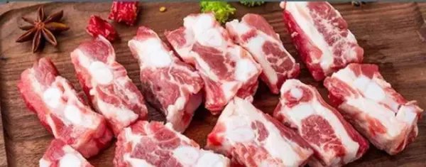 山东男子团购五斤排骨煮熟后表面呈“鸡皮状”，是“海克斯”吗？