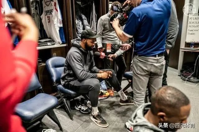 莫里斯抵达快船更衣室被记者围堵，小卡主动上前跟他打招呼，对此你怎么看？