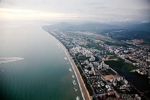 直击静态管理下的三亚：车流稀少，街上白马奔跑！三亚何时能解封？