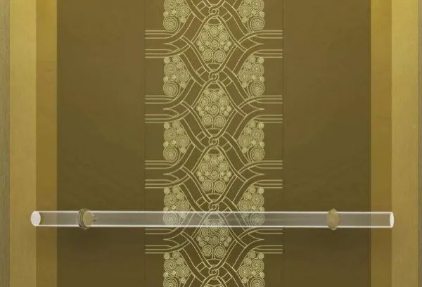 很多电梯中都会装有一面镜子，在这里装一面镜子究竟有什么用呢？