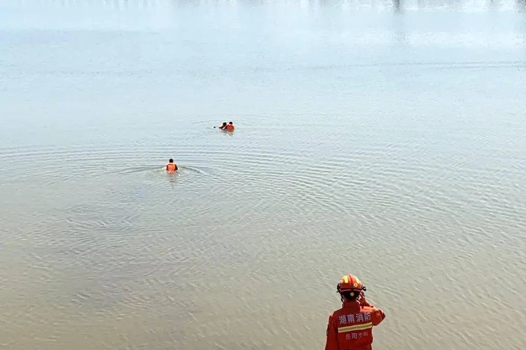 商丘一的哥跳湖救出轻生女子，全身湿透默默离开，他的善举拯救了什么？