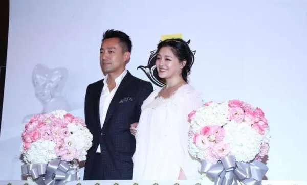 徐妈妈流泪谈女儿离婚原因，大S因汪小菲的爷们脾气过得很辛苦，你怎么看？