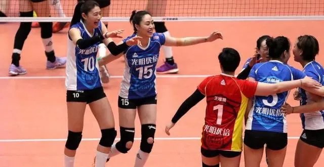 决赛第六场，对于上海女排主教练王之腾的换人问题你怎么看？