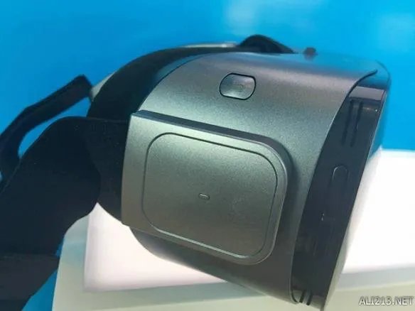 微鲸发布首款VR一体机!独享《中国新歌声》VR视频