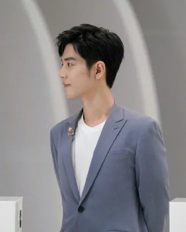 肖战起诉两家眼镜店侵权胜诉，这两家店侵犯了其哪些权益？